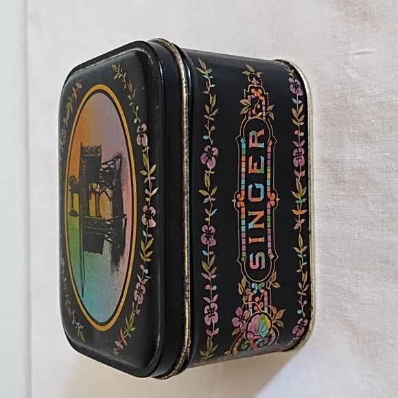 Singer Other - SINGER SEWING MACHINE VINTAGE TIN, EXCELLENT CONDITION